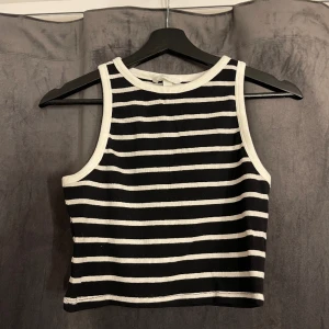 Croptop - H&M - Croptop från H&M, helt ny men prislappen är inte kvar