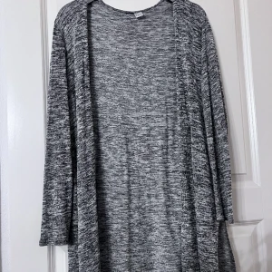  Långärmade kofta - I bra skick,normal i storlek 