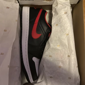 Jordan 1 Low ”Fire Red” - Första släppet! Välkommen att kontakta oss vid frågor eller funderingar.