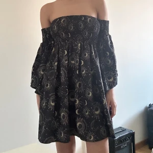 Off shoulder svart klänning  - 100kr+ frakt