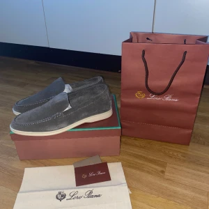 Loro Piana - hej! Jag säljer ett par riktigt unika Loro Piana Summer Walks, som är riktigt svåra att få tag i. Köpta för 8999kr (kvitto finns), och är nästan oanvända. Pris kan diskuteras, hör av er vid frågor.