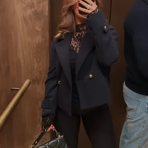 Jacka  - Marinblå jacka från zara med gulddetaljer.