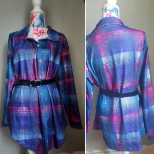 Oversize skjorta  M - Oversize lång skjorta till en stl M  Fin med tex. Ett midjebälte/leggings.   Bältet INGÅR EJ! utan bara med för o visa hur det kan se ut. 