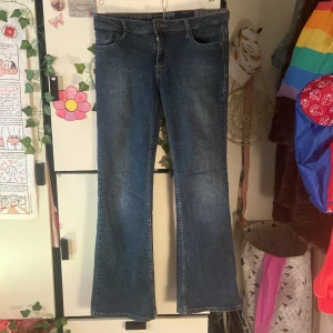 Lågmidjade jeans - Lågmidjade mörkblå jeans med tryck på fickorna där bak. Det står att de är i storlek 30 men de är lika stora som 36. Dom är för stora för mig. Nyköpta