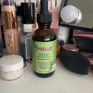 Mielle Rosemary oil - Säljer Mielle rosemary oil som ska hjälpa håret att växa. Var använd endast 2-3 gånger. Cirka 50 ml kvar.