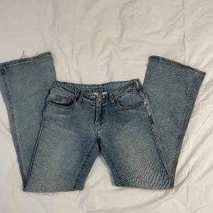 Lågmidjade bootcut jeans från Brandy Melville i modellen ”Eleanor Jeans”. Säljer då de tyvärr är för små. Fint skick och knappt använda! 🤗💕  Midja: 38 cm (rakt över) Innerben: 80 cm