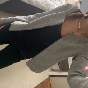 Vårjacka / Kofta - Grå tunn vårjacka/ kofta från Vila, använt fåtal ggr⭐️ 