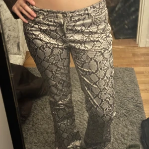Ormskinns byxor - Jötte fina och trendiga byxor från weekday. Dem är lpgmidjade, storleken är 38 men passar mig som har 36 och är 170 lång bra💖