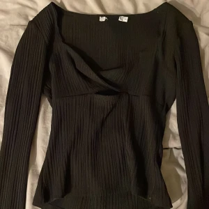 Långärmad svart! - Svart långärmad, super fin, men blivit för liten!🥲