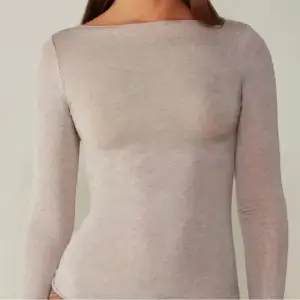 Säljer den trendiga beiga intimissmi tröjan då jag inte använder den. Den är helt oanvänd men prislappen är bortagen.❣️