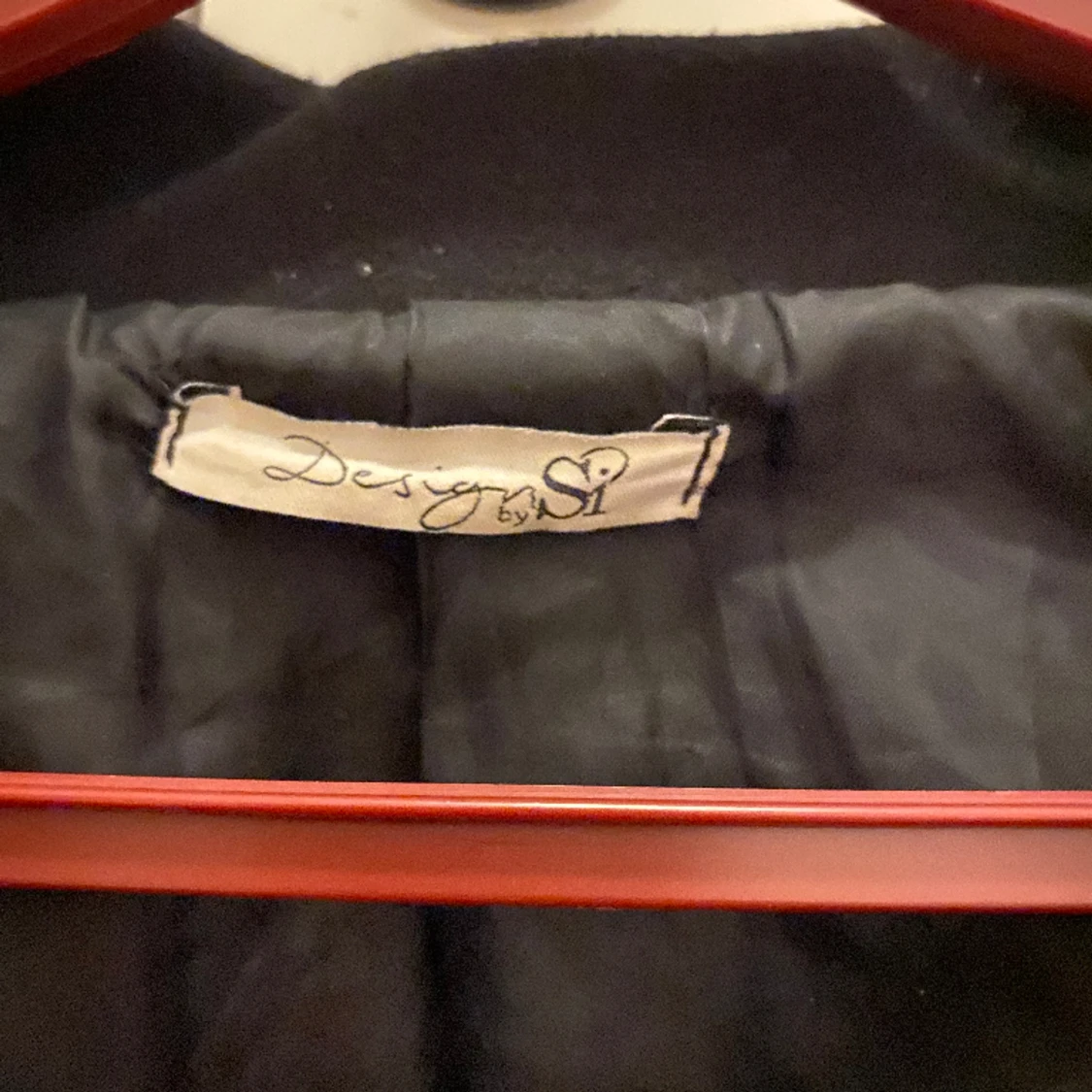 Jättefin kappa från Design By Si i svart, säljer pågrund av att den inte kommer till användning längre!🥥💗 - 90