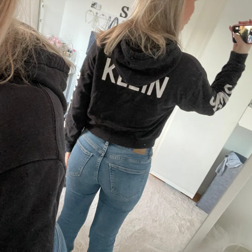 Ascool Calvin Klein hoodie som jag köpt i New York. Kroppar svart med text på ryggen samt båda armarna i storlek XS. Hoodies.