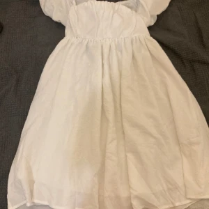 Sommar klänning  - Sommar klänning, ser rygg passar till sommar avslutning(har aldrig har på mig den)