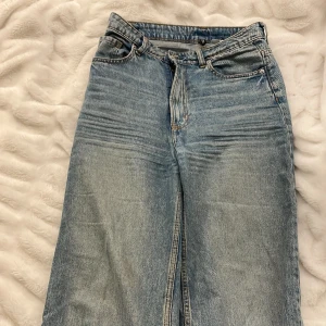 Blåa jeans 💗 - High-waist blåa jeans från H&M 💗 Inte använt på över 4+ månader och i bra skick 💗