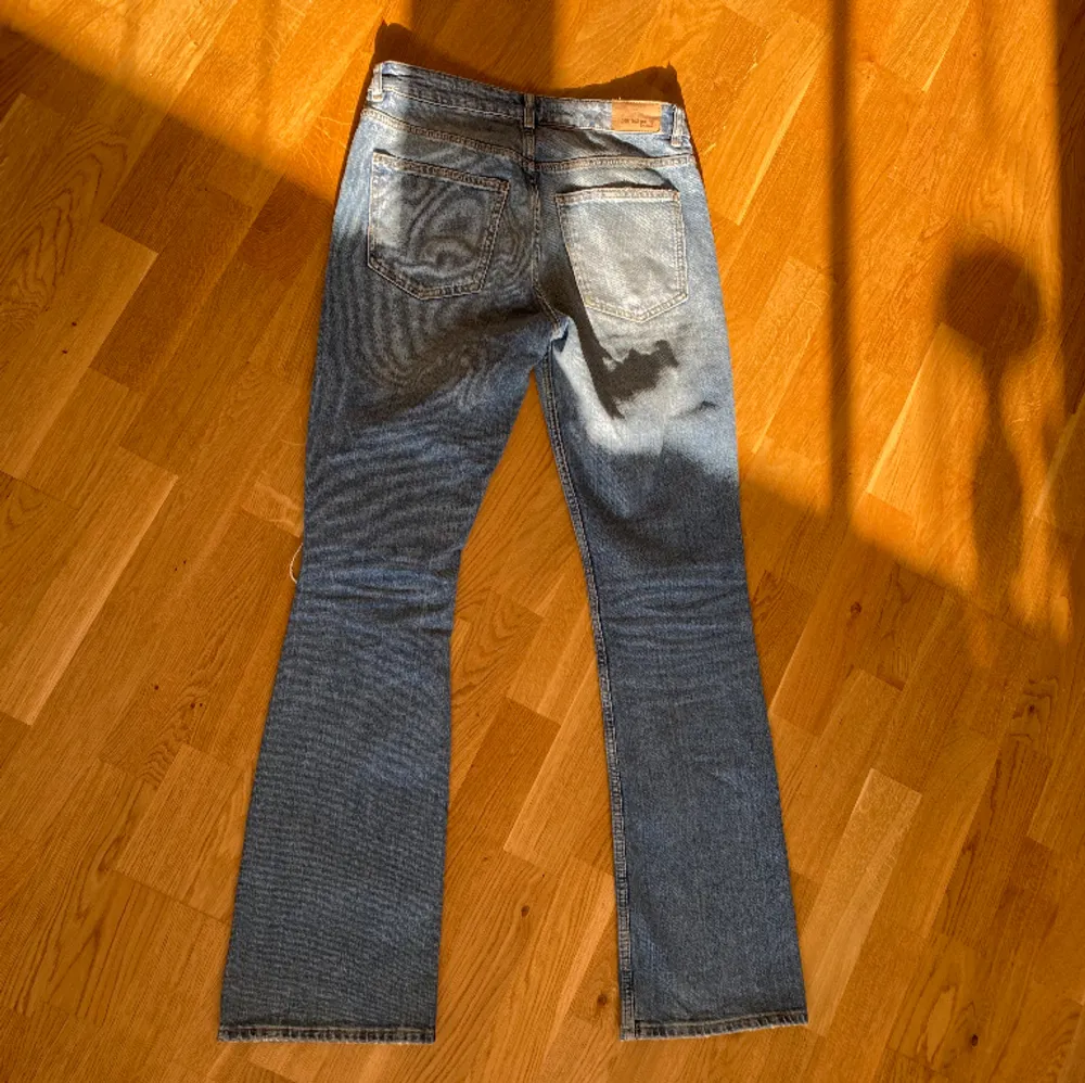 Blåa jeans från Ginatricot i storlek 38. Knappt använda. Inga fläckar eller annat problem med jeansen. Pris kan diskuteras . Jeans & Byxor.