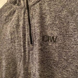 iciw zip tröja - Säljer då den inte kommer till användning, kom gärna med prisförslag 🩵🩶 Stl M