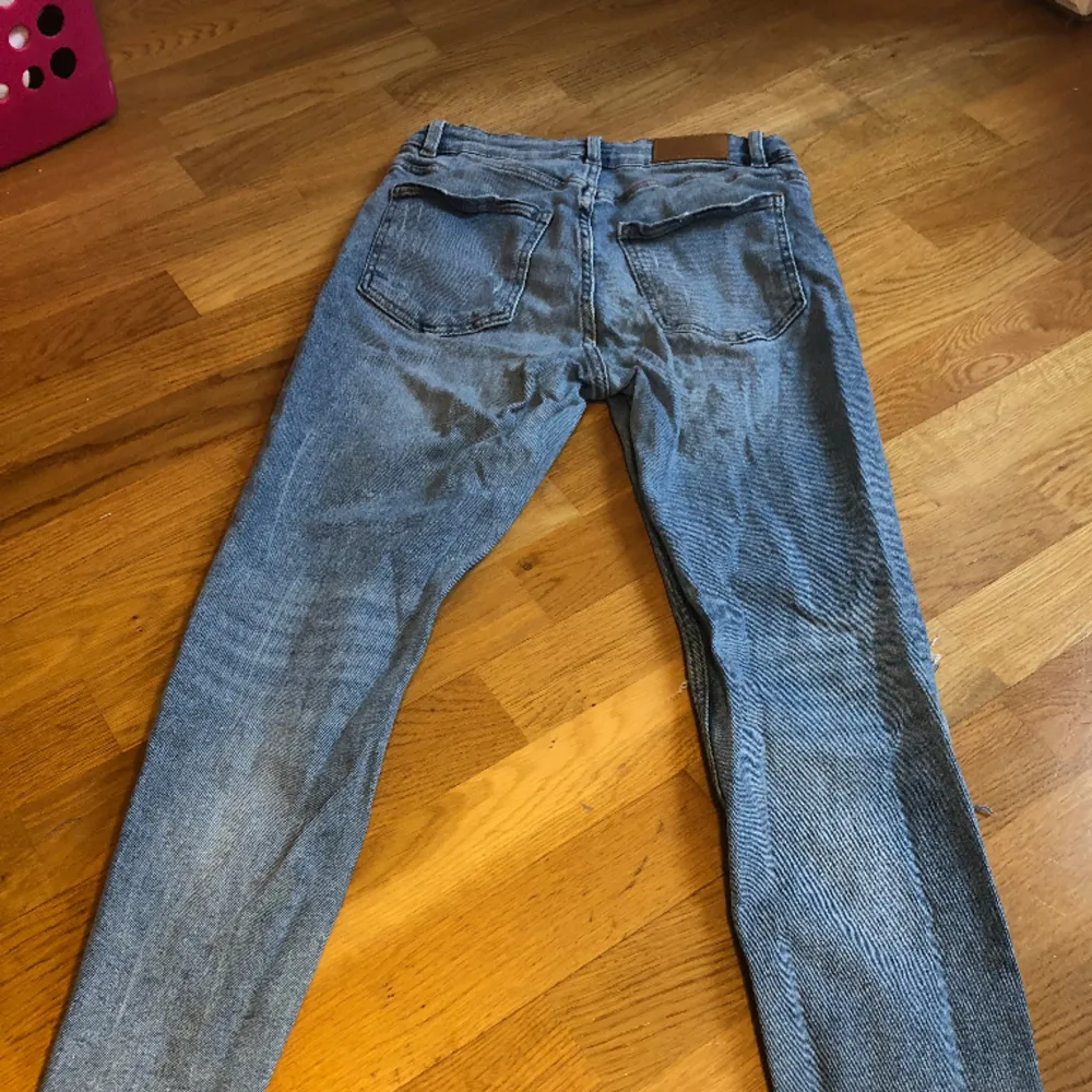Säljer ett par skinny jeans med hål som var där när de köptes, storleken står inte men tror det är typ S💞. Jeans & Byxor.