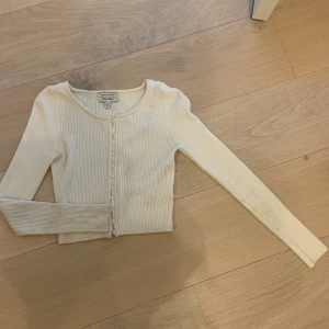 Superfin vit kofta - Så så söt kofta från & other stories. Inte använd alls mycket och säljer pågrund av att jag inte använder ofta💘Tveka inte om du har frågor!