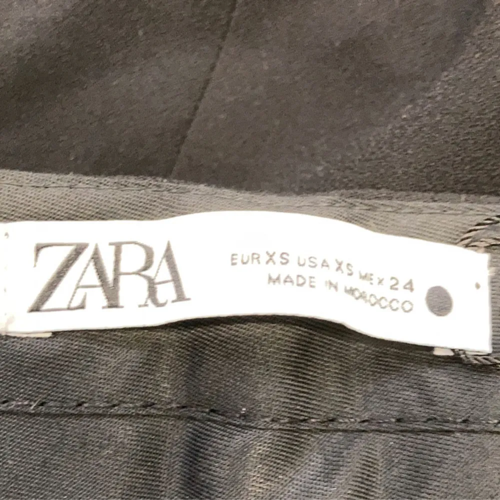Helt perfekta utsvängda kostymbyxor från zara. Köpa på Sellpy i superbra skick. Aldrig använda. Säljs pga. Att dom är för små tiden för retur har gått ur🫶🌷. Jeans & Byxor.