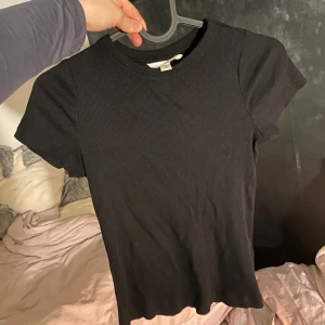 Ribbad basic t shirt - Endast testad. Nypris 99kr