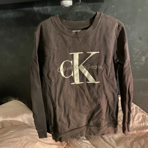 Calvin Klein sweater - Från ck, tecken på användning men bra skick. Stor i strl. Brun/grå i färgen. Nypris 1000kr