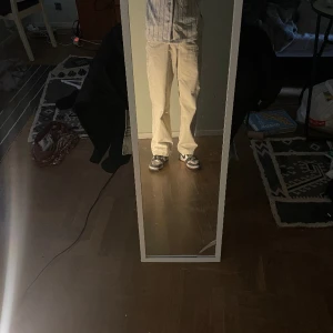 Sweet sktbs byxor - Sköna och luftiga. Knappen på gylfen är trasig så har lagat den med en gummisnodd men det syns ej.  Strl:xs (Jag är 179 och dem skulle passa någon som ör 182 skulle jag säga)