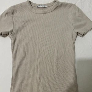 Beige T-shirt - Storlek S, köpt från Zara 100kr + frakt 