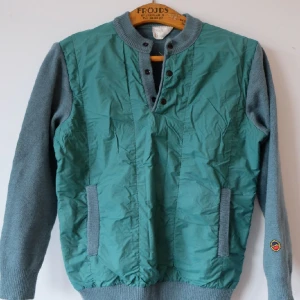 Busnel tröj, XS/small, pastelgrön, ull - Jättefin och väldigt bra kvalite, varm och stilren från Busnel i jättefin färg. 2 fickor fram.  Made in France 100%ull Färg: turkos/pastelgrön Stl: XS/small(passar) Mycket bra skick som ny! Skickas spårbart