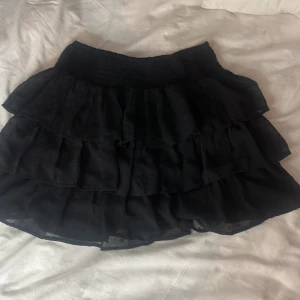 Svart volangkjol - Säljer denna super fina volangkjolen pga att den inte kommer till användning längre💗(passar mig som är 170cm lång)  Är i ett väldigt bra skick!