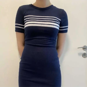 Ribbad klänning  - Ribbad mörkblå klänning från hm i storlek 34, köpt för ca 2 år sedan. Ganska liten i storleken, endast använd 2 gånger🫶🏻 köpt för 120kr. Tryck ej på köp utan skriv meddelande💕