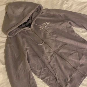 Von Dutch hoodie - Sjukt fet Von Dutch hoodie! Aldrig använd. Nypris: 800 kr