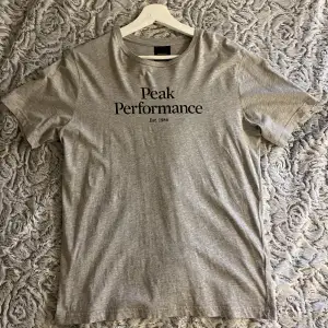 T-shirt från Peak Performance  Knappt använd, fint skick!! Nypris 299kr