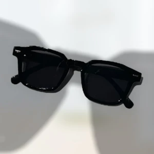 RETRO KVADRAT SVART SOLGLASÖGON  - Retro Kvadrat Solglasögon till ett otroligt pris på 99kr. Alla ordrar skickas inom 1-2 dagar! Finns flerpar inne och i olika färger! Kontakta för mer information. 