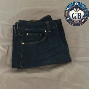 Dessa jeans från Tiger Of Sweden är riktigt fina och passar perfekt till våren👌👌 Skick 10/10🔥🔥🍾 Nypris 1349, mitt pris 349kt👌🍾 Model slim fit👖Du betalar frakt🫵 inga byten/retur❌↩️ Hör av er vid fundering👍