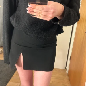 Zara kjol - Säljer denna kjolen i kostymmaterial med slits från zara då den tyvärr blivit för liten för mig💕