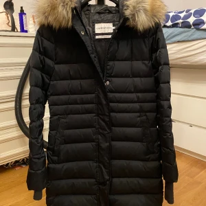 Ny Lång dunjacka Calvin Klein - Nyskick, har använts högst 2 gånger Kan skicka fler bilder  Äkta dun och fjäder i. Fuskpäls i kragen Nypris över 3 000kr