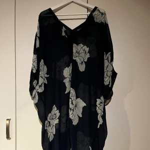Kaftan  - Mkt fin tunn kaftanliknande klänning. Perfekt vid poolen, stranden eller till fest med linne och jeans. 