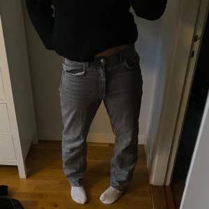 Säljer dessa gråa jeans från ginatricot då de är lite korta på mig (175cm), och är högmidjade, men använder de som lowwaist med. Jätte bra skick annars, kontakta för mer info!!🫶🫶🫶