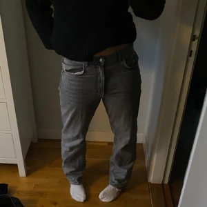 Gråa jeans - Säljer dessa gråa jeans från ginatricot då de är lite korta på mig (175cm), och är högmidjade, men använder de som lowwaist med. Jätte bra skick annars, kontakta för mer info!!🫶🫶🫶