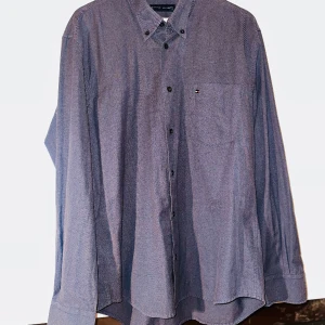 Tommy Hilfiger  - Skjortan har inte kommit till användning längre, håller på att rensa skåpet  och vill bli av med de mesta.  Kom gärna med bud 😊 