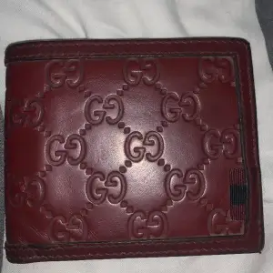 Säljer min gamla Gucci plånbok, köpt 2019, kvalite 6/10 Fraktas eller möts i Stockholm 