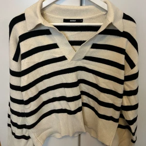 Tröja med krage  - Från Bikbok, helt oanvänd! Nypris 400kr