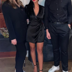 Elegant klänning - Svart silkesklänning- haft på mig den nyår 2023. En riktigt elegant klänning i strl M.