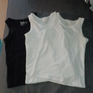 Linne 3st - 3 stycken linnen för 190kr,för ett så kostar det 70kr. Det är barn linnen men kan säkert bli en fin crop top. I väldigt bra skick,har bara legat i min garderob oanvänd dom senaste åren. Kontakta innan köp.