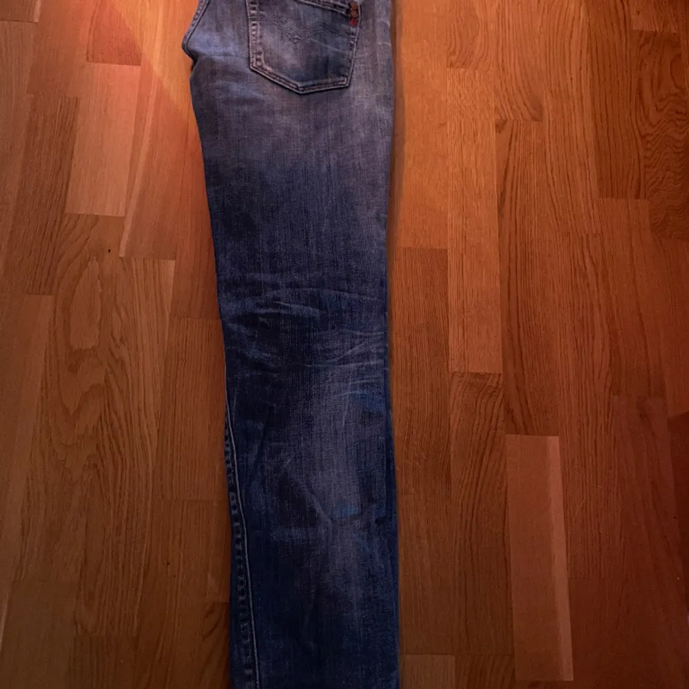 Replay anbass jeans säljes, skick 9/10 och inga defekter. Använda 1 gång, hör av dig vid frågor eller funderingar🥂🍾. Jeans & Byxor.
