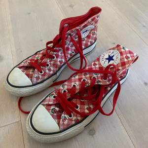 Jättesöta converse med rött mönster. Jättebra skick, köpta på Plick. Storlek 37,5.  