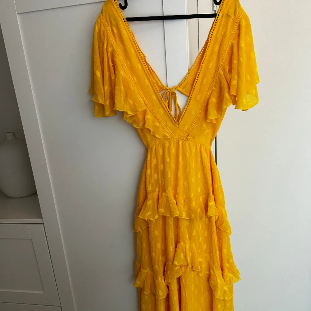 Oanvänd klänning från asos. Strl 36. Mer mörkgul än orange . Klänningar.