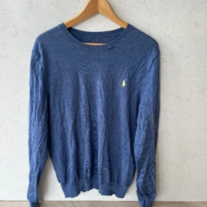 Ralph Lauren Sweatshirt  - Säljer då den är för liten   Storlek : M  Skick: Bra skick förutom defekt i nacken (Tredje bilden) 