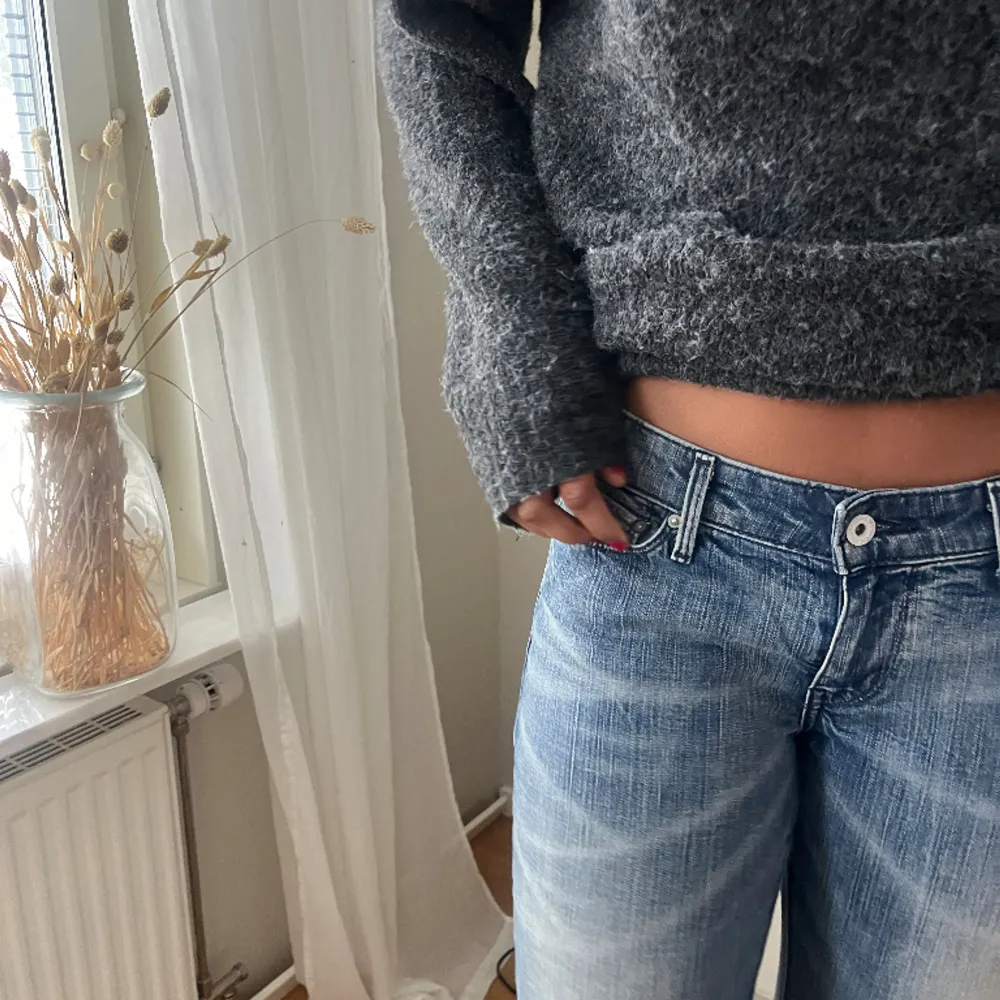 Blå utsvängda Levis jeans i storlek 28/34. Jeans & Byxor.