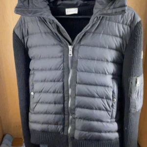 Moncler cardigan - Storlek m passar bra på mej som är 180, passar även S. Skick 9/10 ändats använd fåtal gånger. 